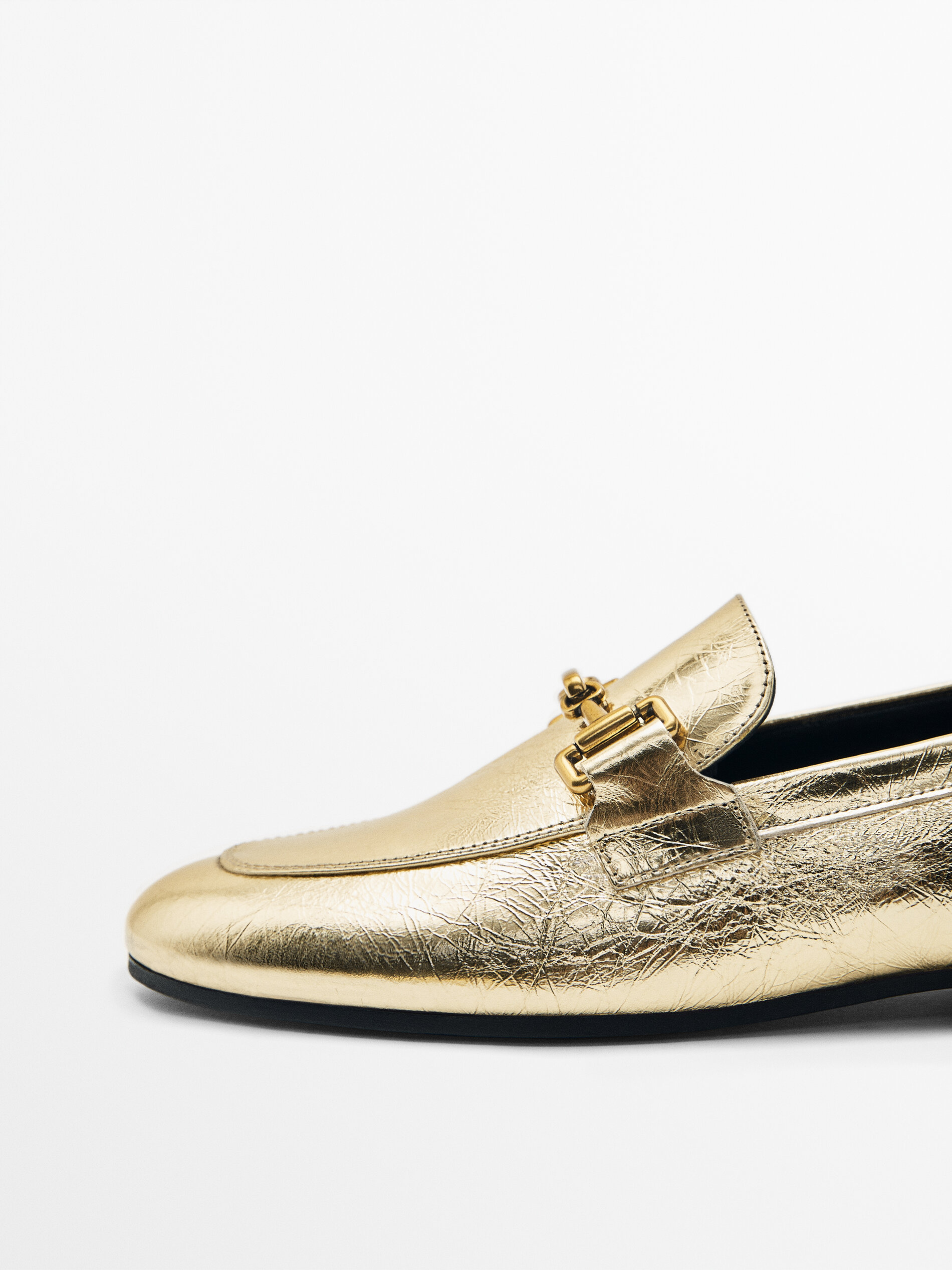 Crackled leather loafers with buckle 