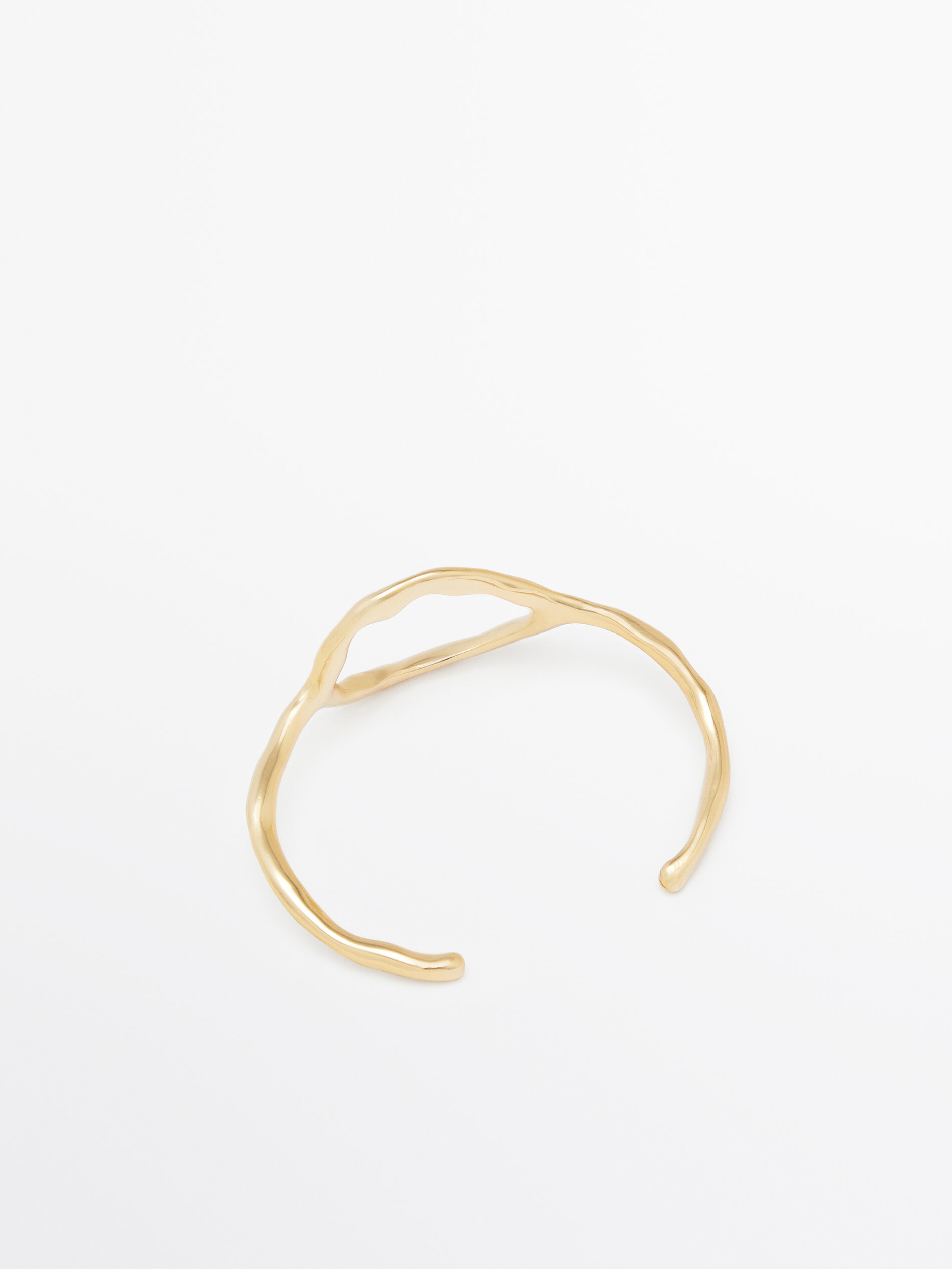 Open bracelet with textured detail Golden Accessories
