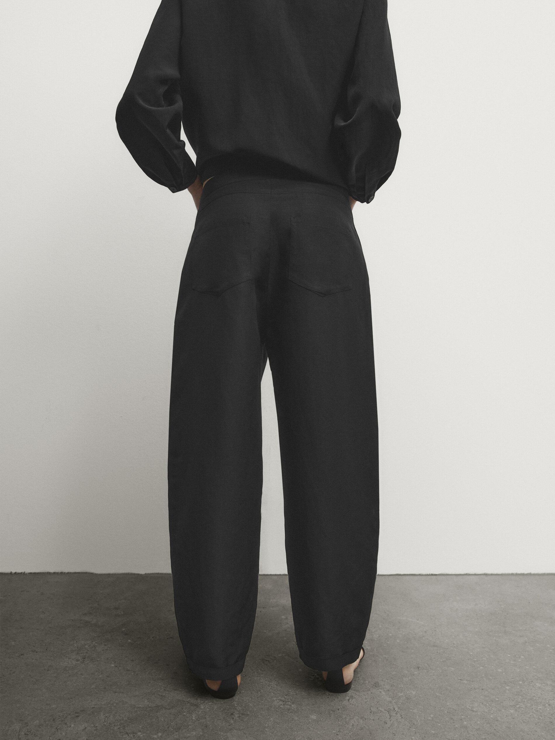 AMI Carrot Fit Trousers Black - UPTOWN