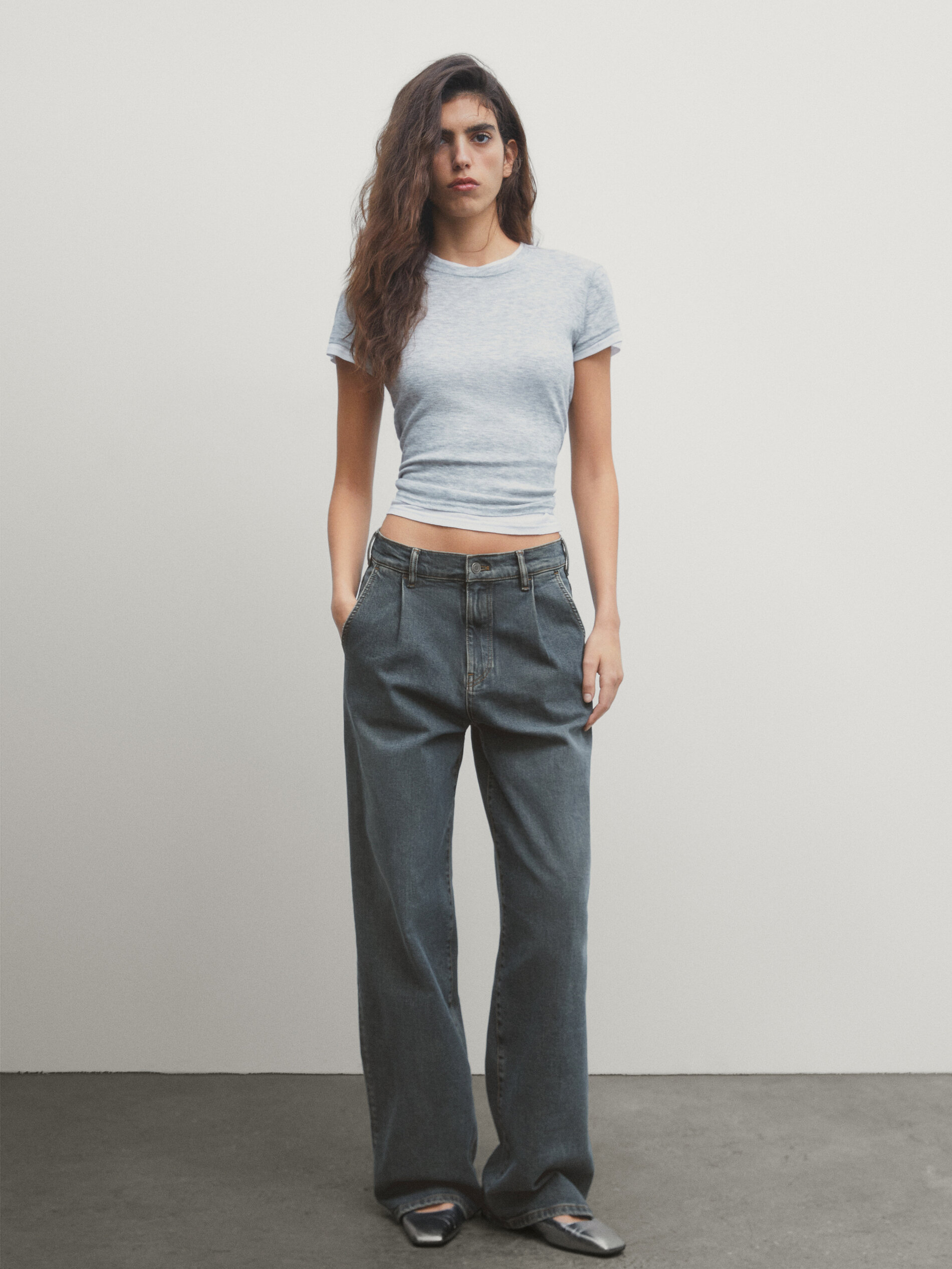 Mid rise wide leg jeans with darts