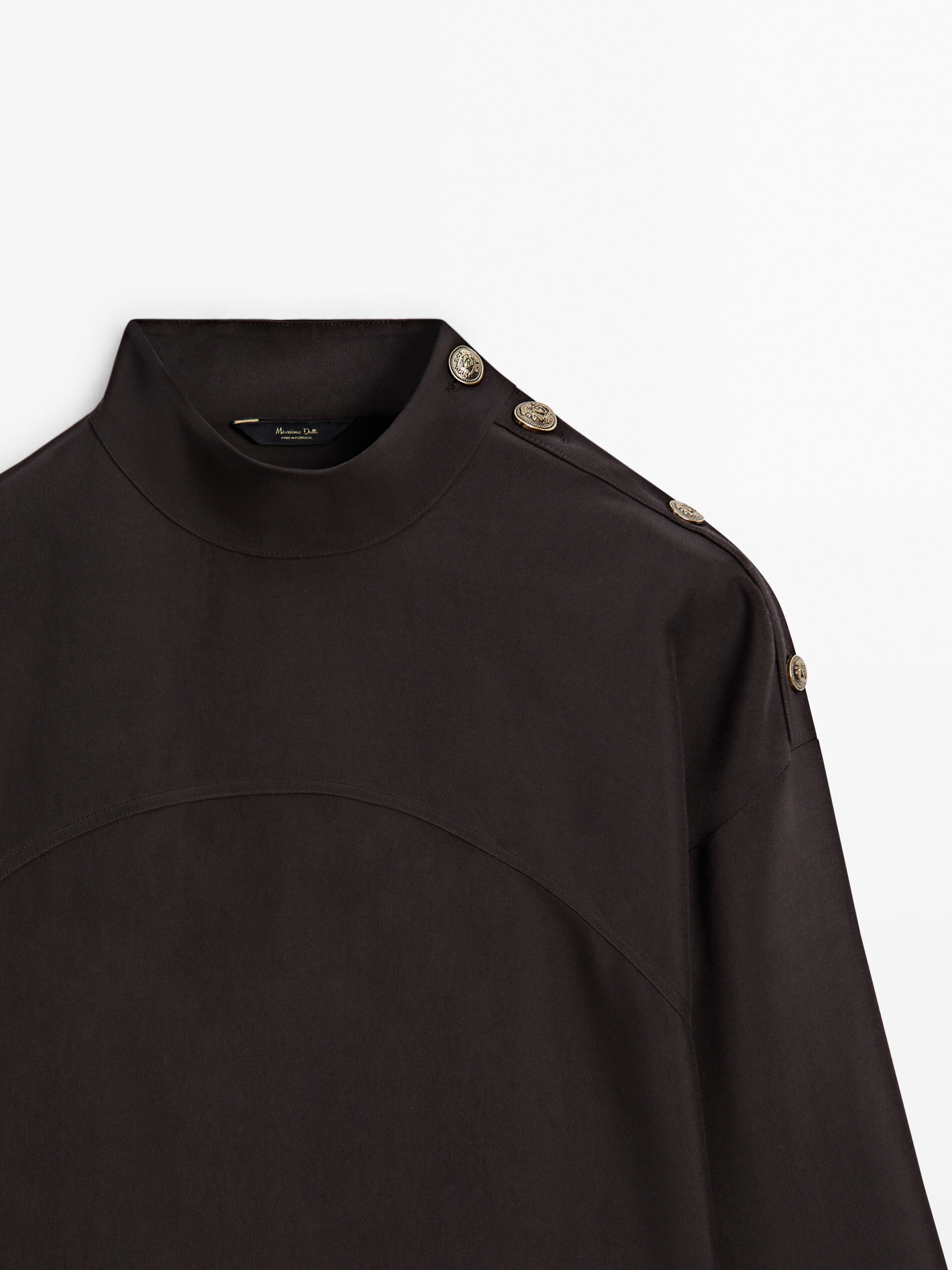 Blusa negra detalle botones dorados