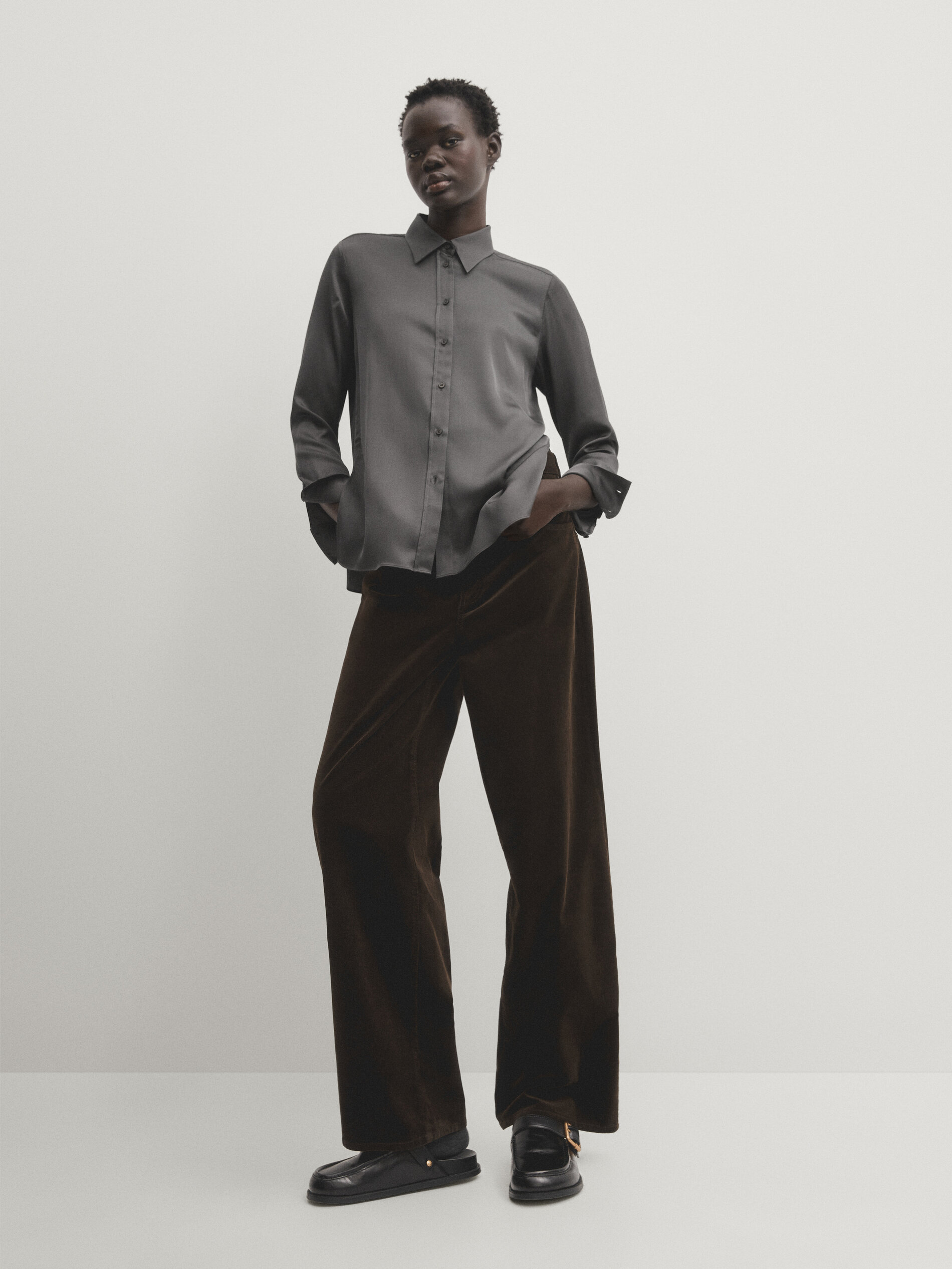 Camicia satinata con spacchi