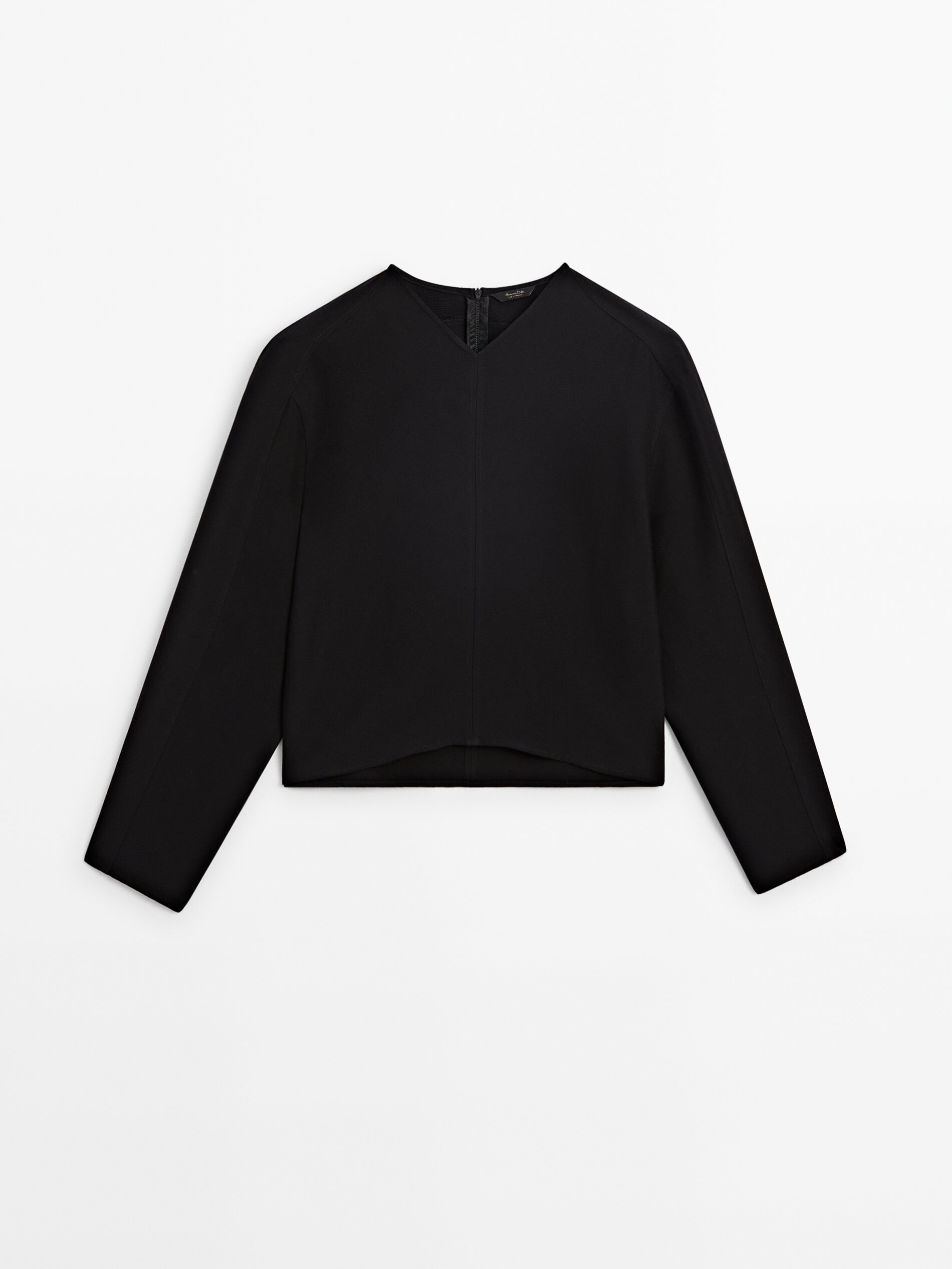 Blusa negra cuello outlet blanco