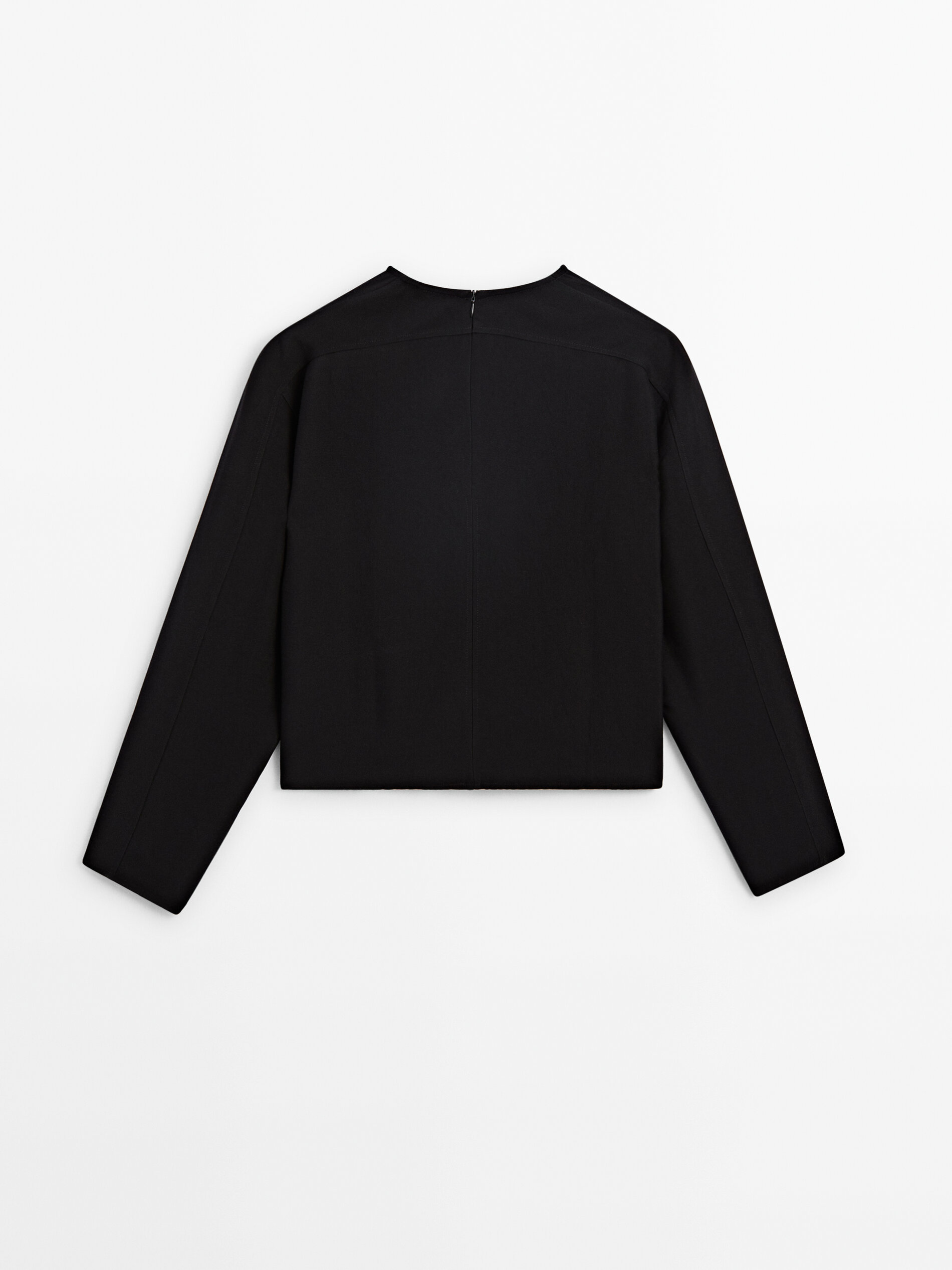 Blusa negra cuello pico