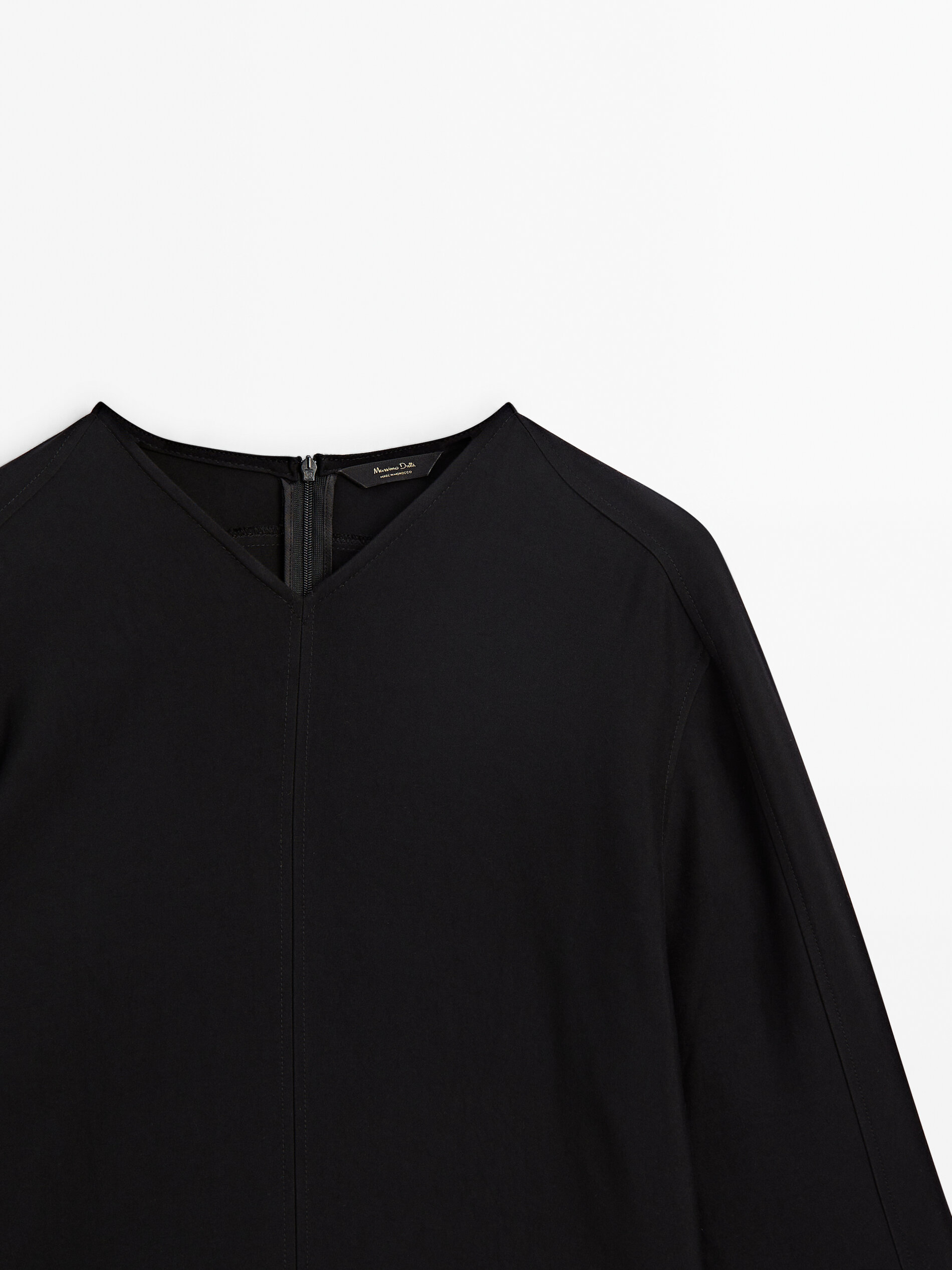 Blusa negra cuello pico