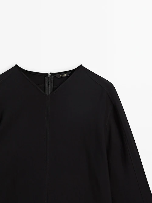 Camiseta Negra Mujer Cuello Pico – El Capote