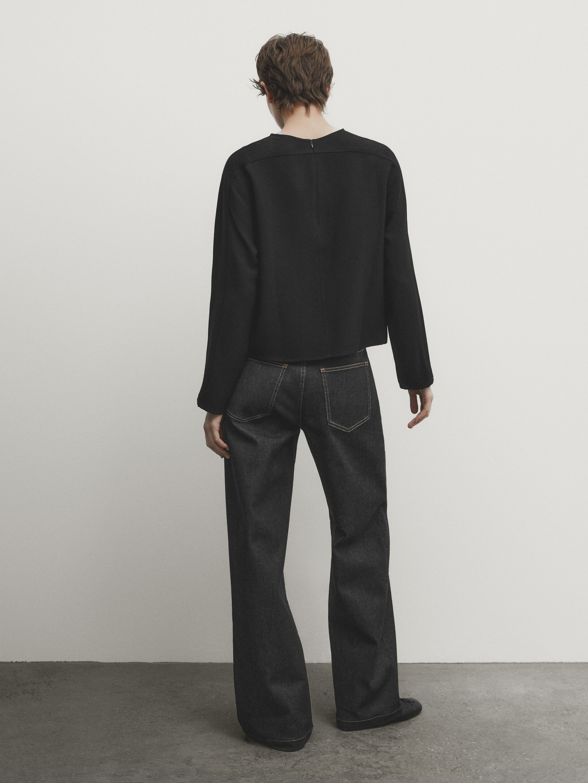 Blusa negra cuello pico