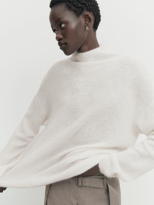 Weicher Pullover mit Perlstoff und Stehkragen · Gebrochen Weiss · Pullover  Und Cardigans | Massimo Dutti