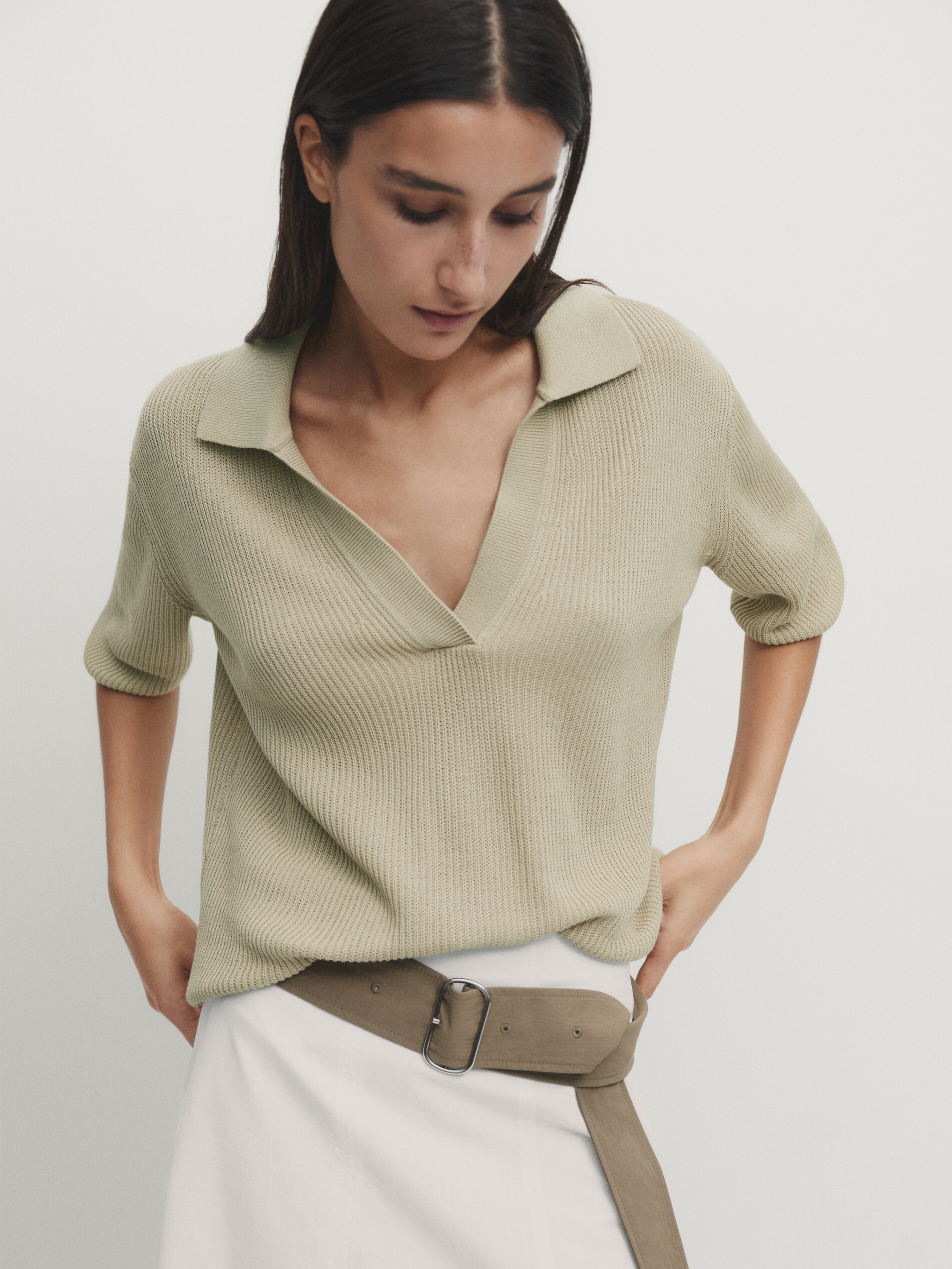 Short sleeve sweater with collar outlet