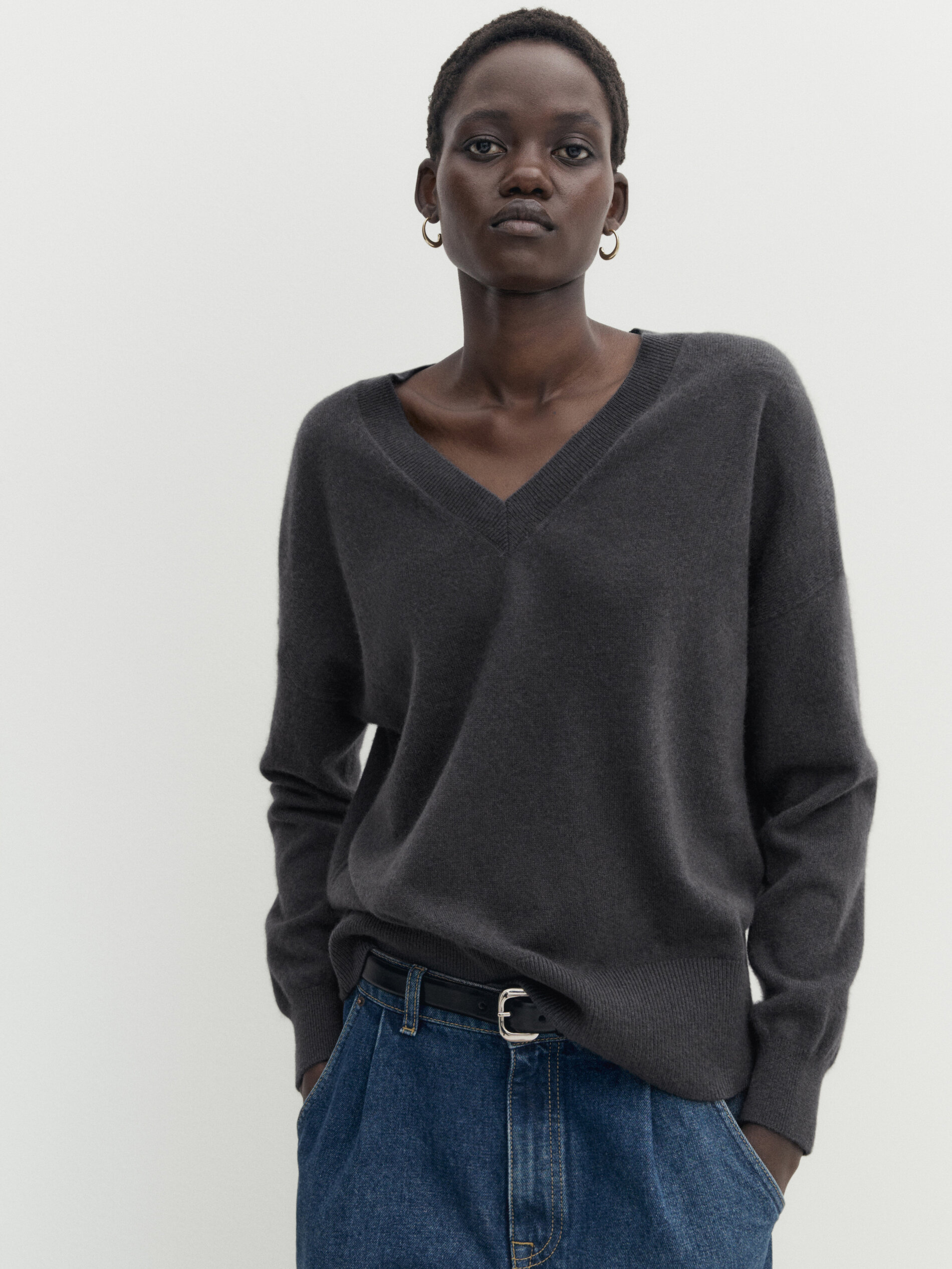 100% cashmere V-neck sweater · Lead, Black · Sweaters And