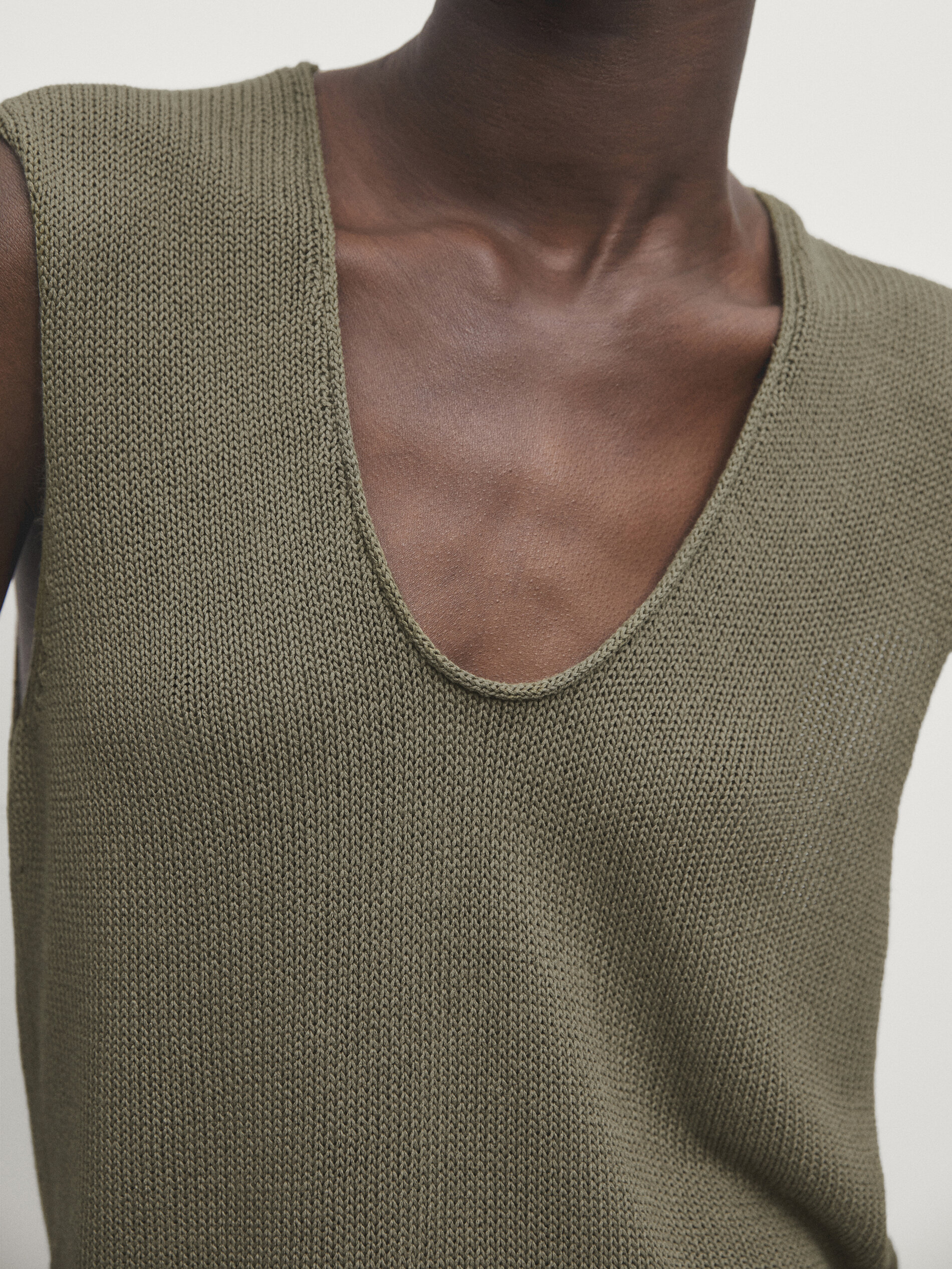Knit top with neckline detail