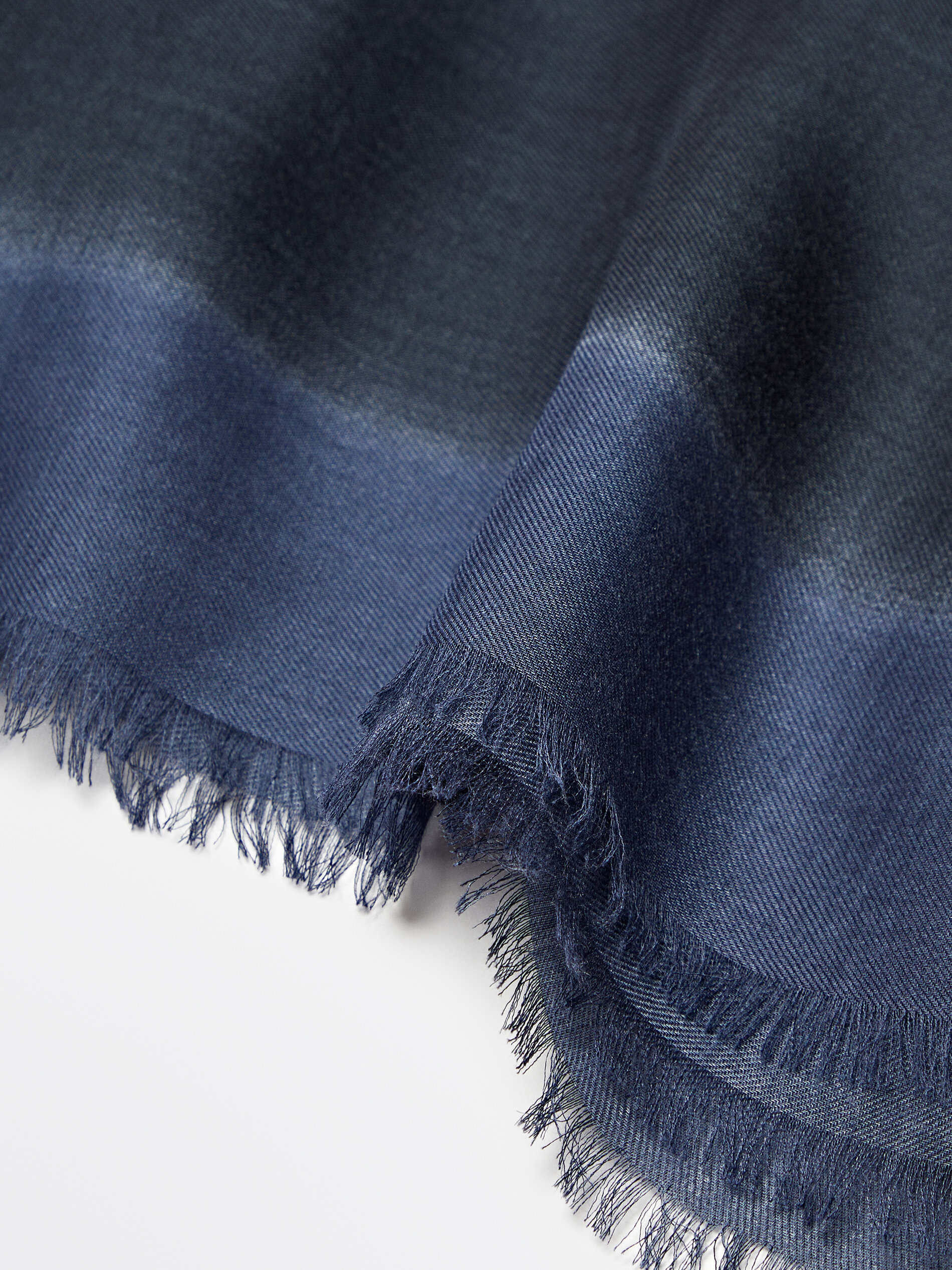 Contrast scarf