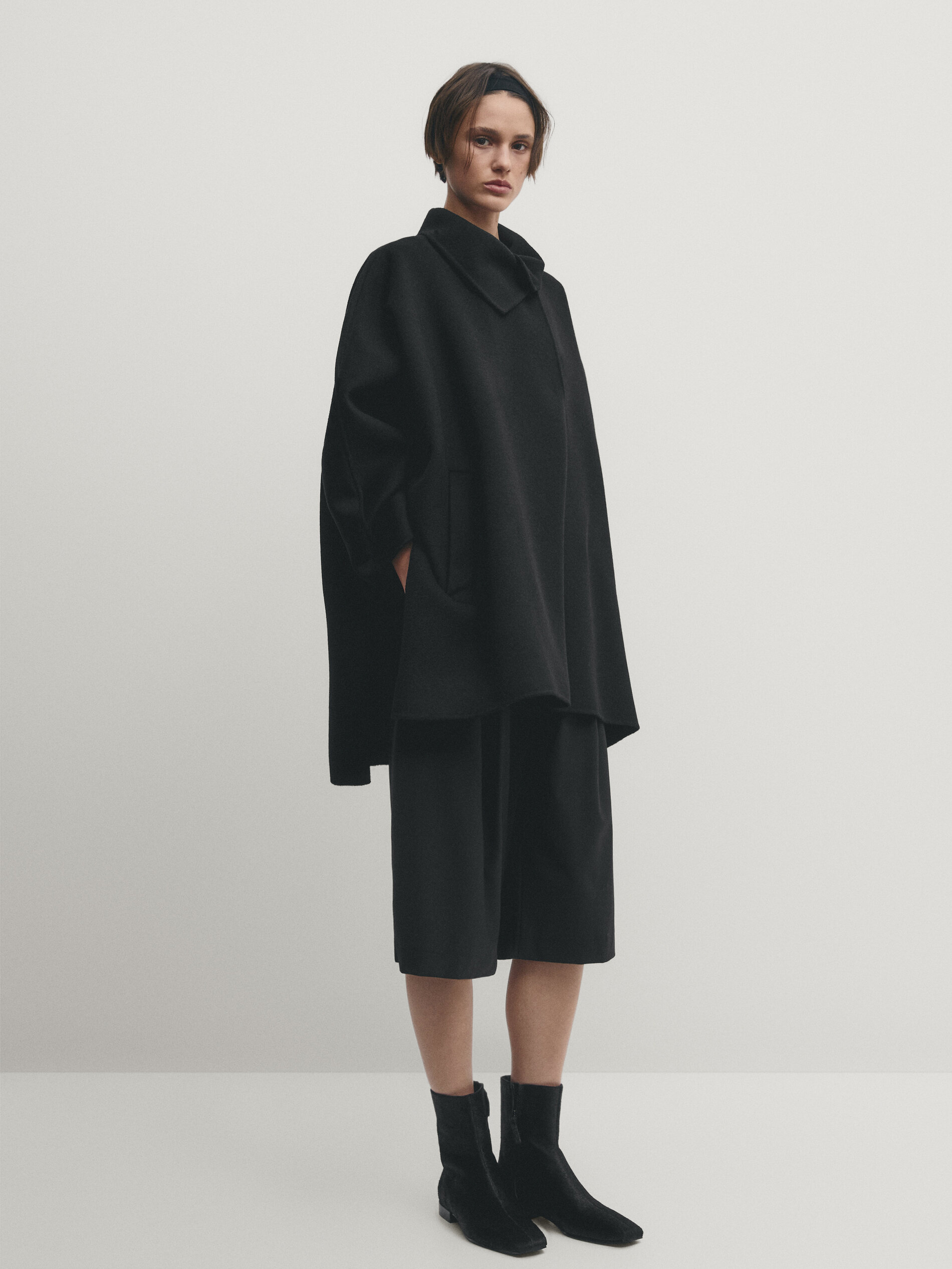 Black wool blend cape coat · Black | Massimo Dutti