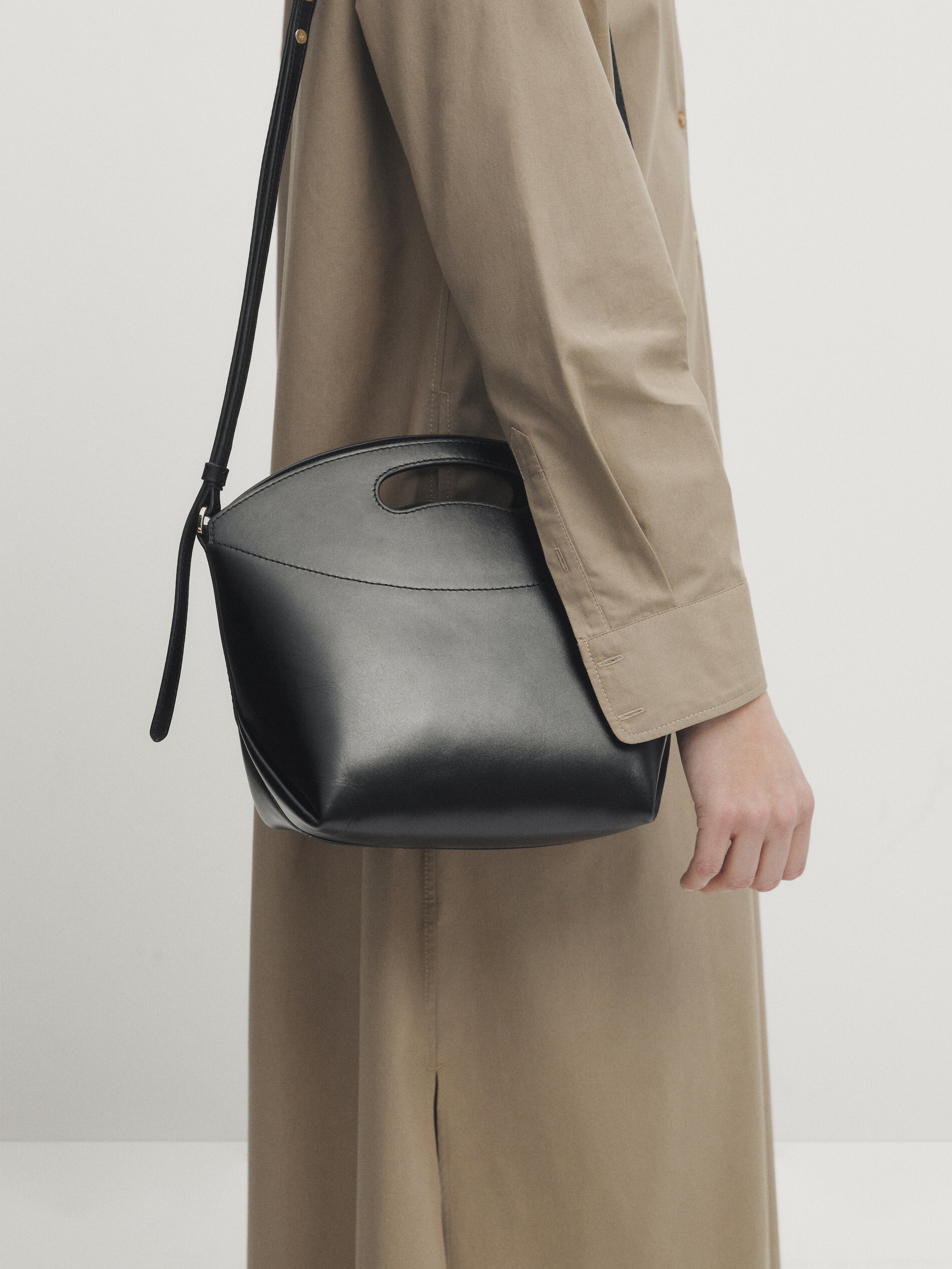 Massimo dutti best sale leather crossbody bag