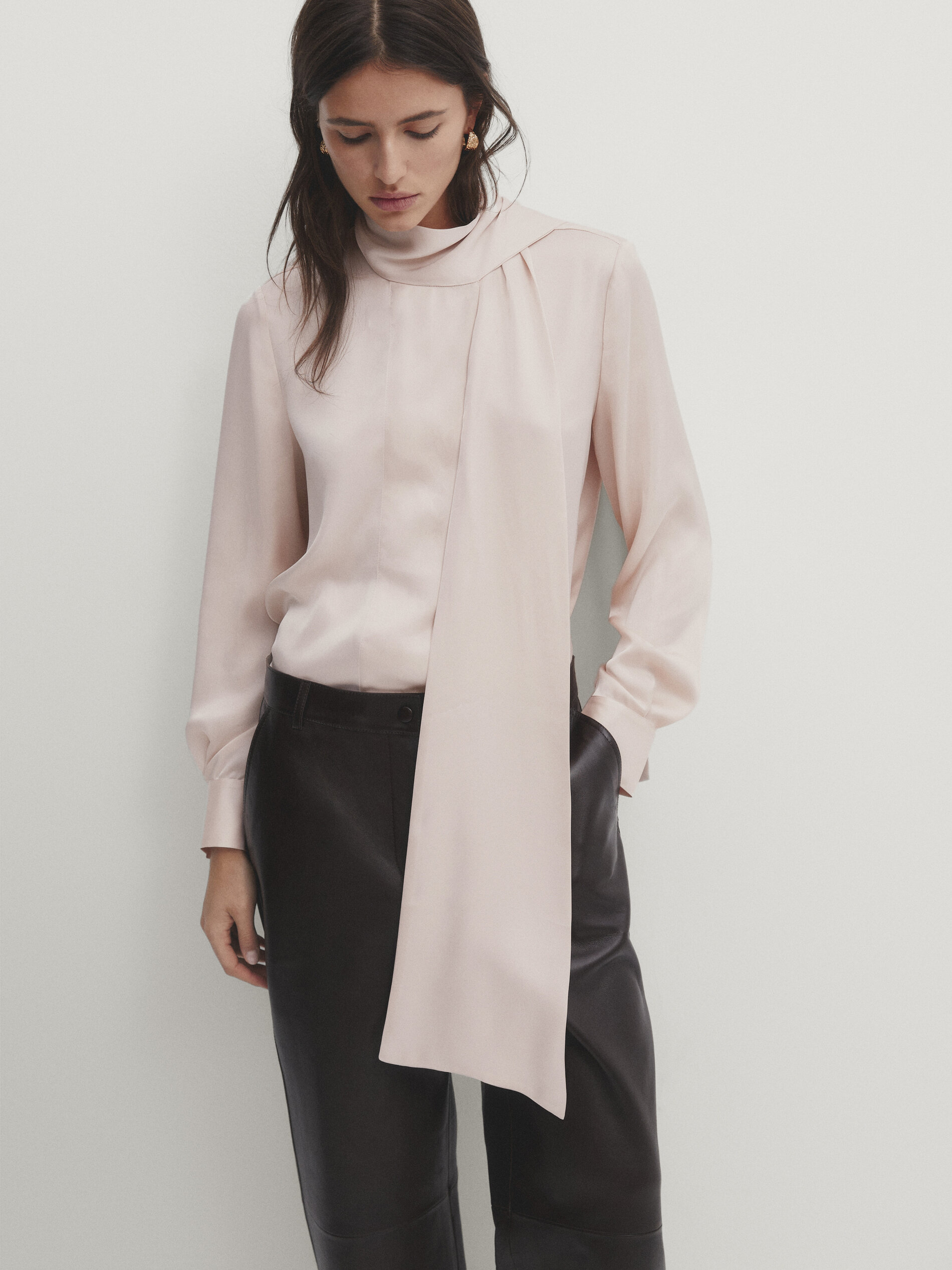 Maglia con fiocco al collo online