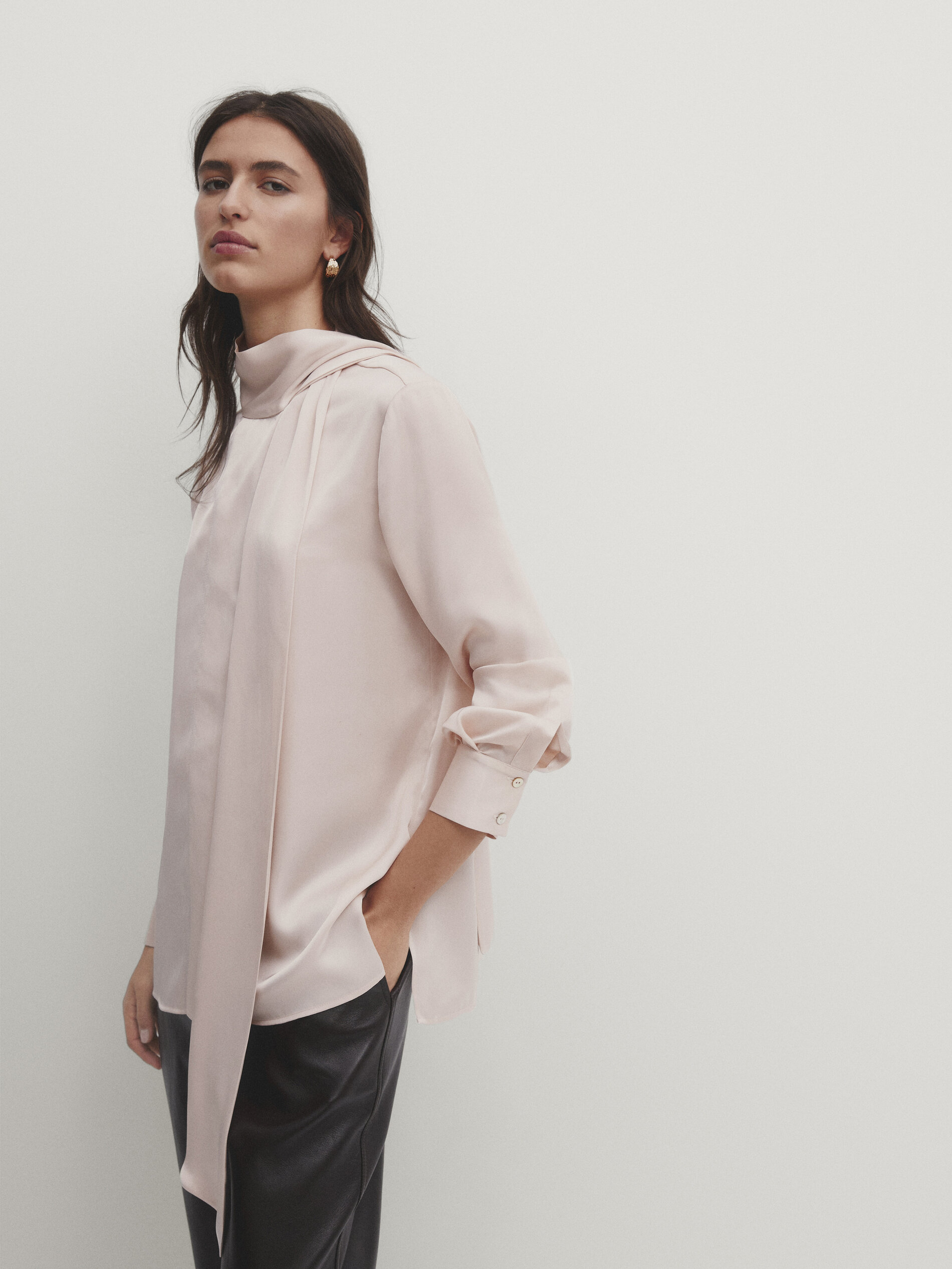 Maglia con fiocco al collo sale