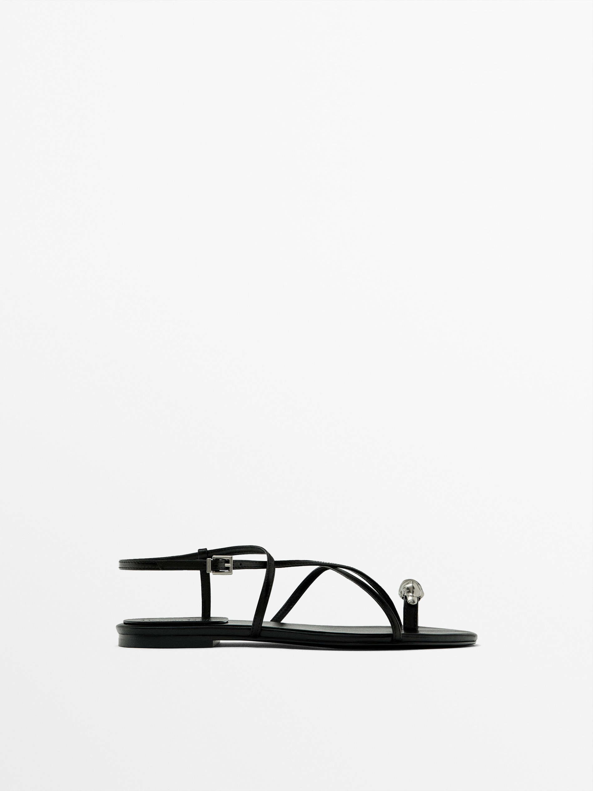 Metal piece toe strap sandals