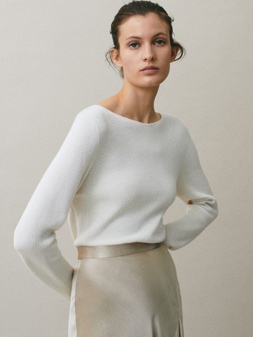 Boat neck sweater with decrease stitching