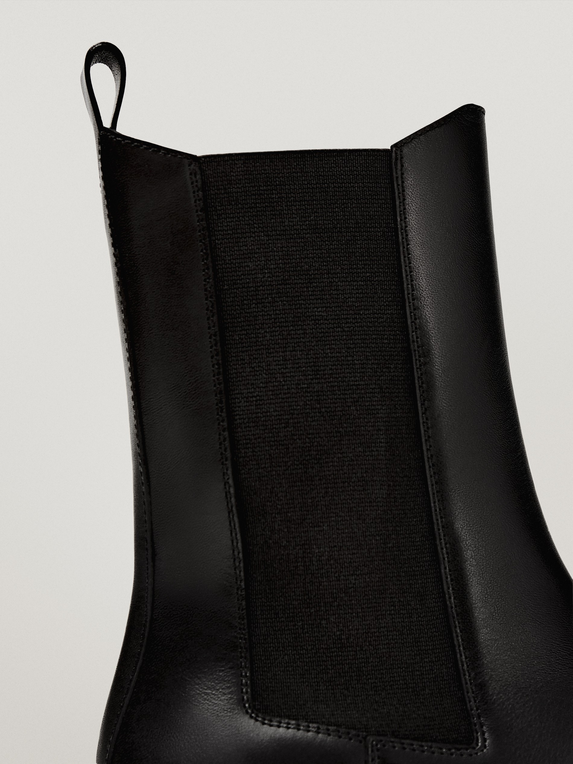 FLAT BLACK CHELSEA BOOTS WITH TRACK 