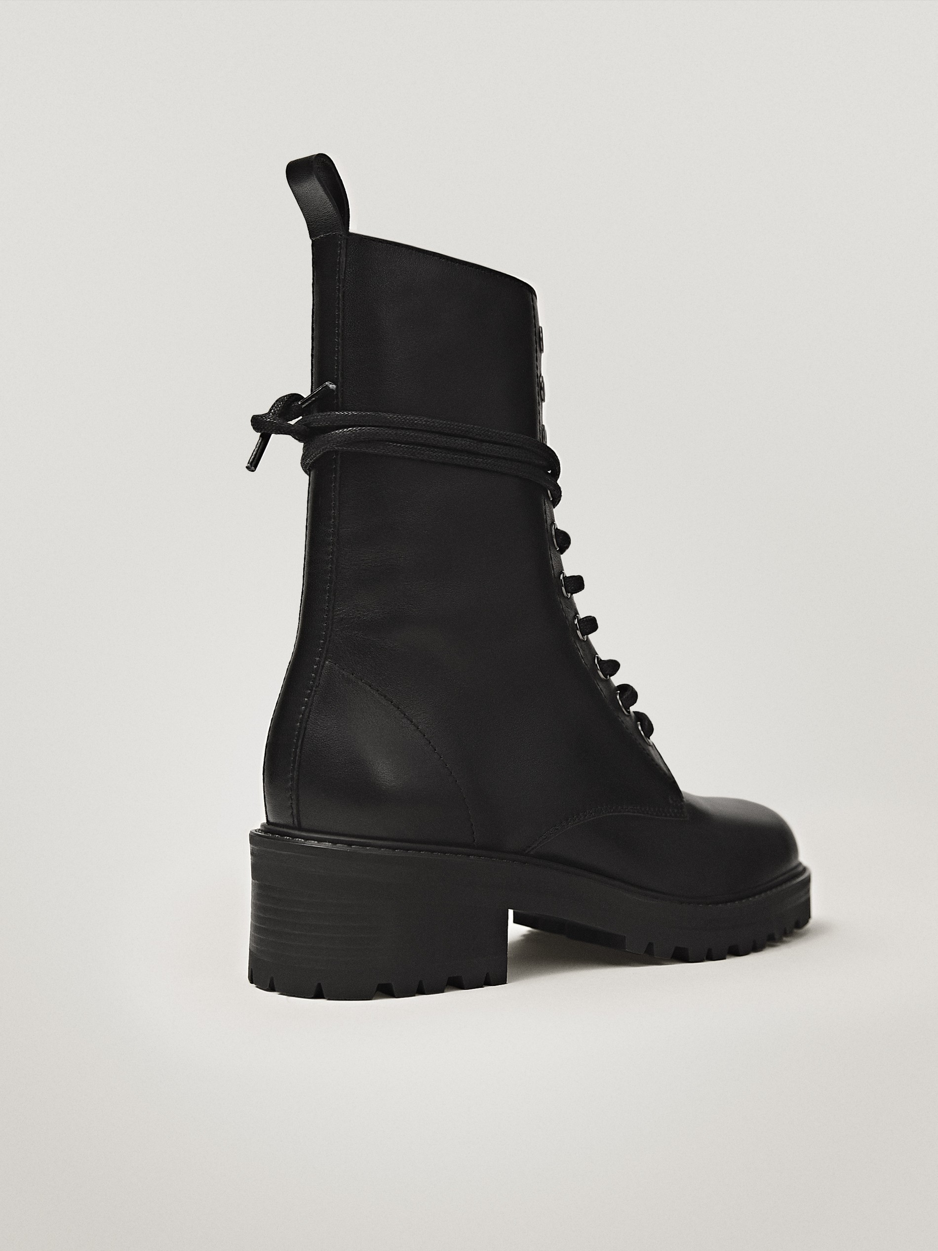 Black lace-up flat ankle boots - null 