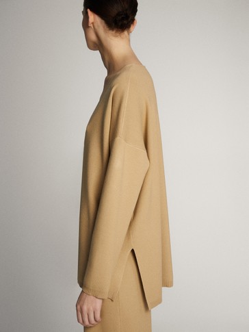 Total look v-neck cape sweater