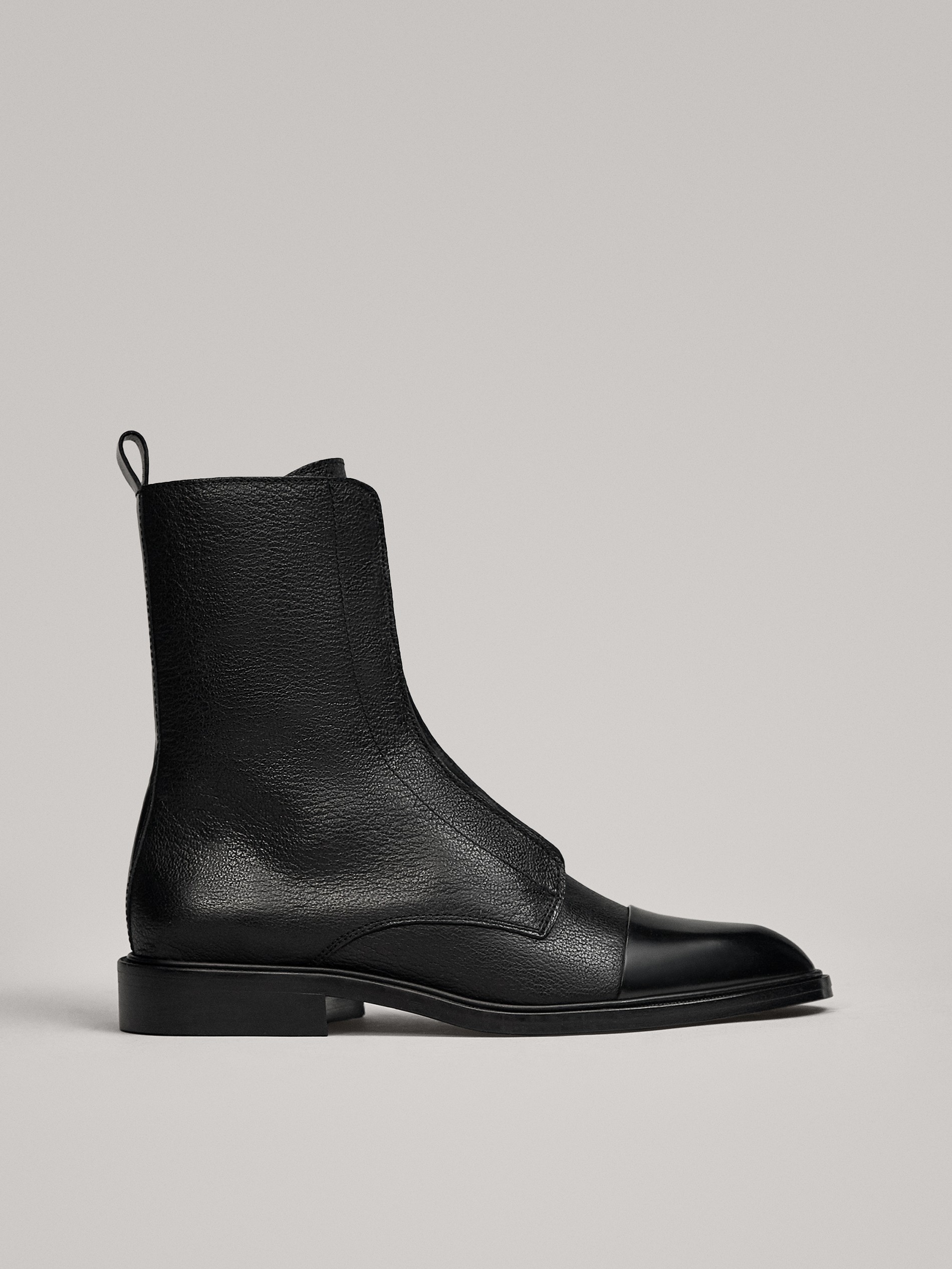 toe cap chelsea boots
