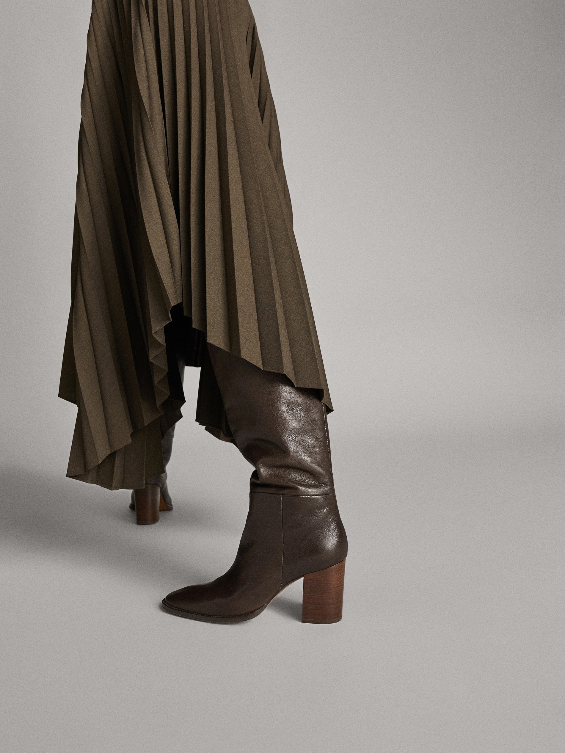 OVER-THE-KNEE BOOTS WITH WOODEN HEELS 