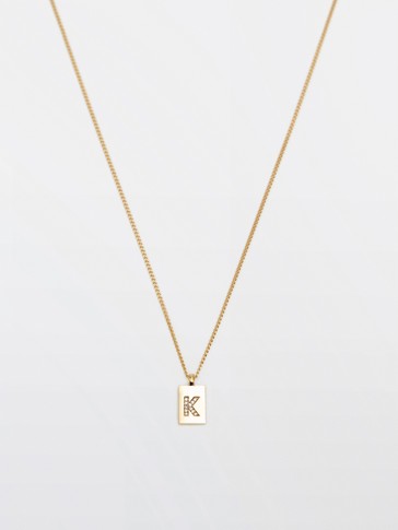 قلادة مطلية بالذهب مع تعليقة على شكل حرف K