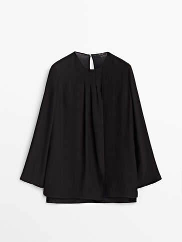Свободна черна блуза с плисета