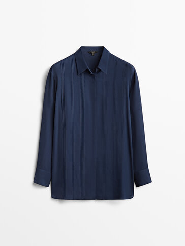 Loose-fitting shirt with pintuck detailing