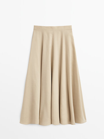 Voluminous pleated skirt