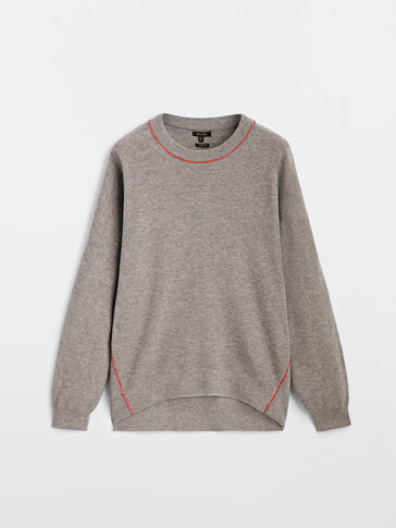Pletený sveter s kontrastným švom