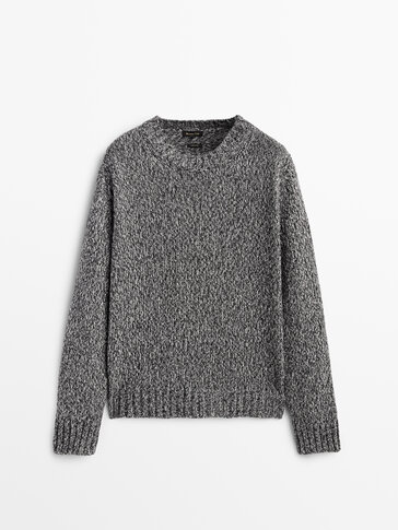 Широк пуловер от вълна с обло деколте