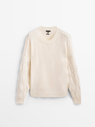 Плетен пуловер с ажурни мотиви на ръкава