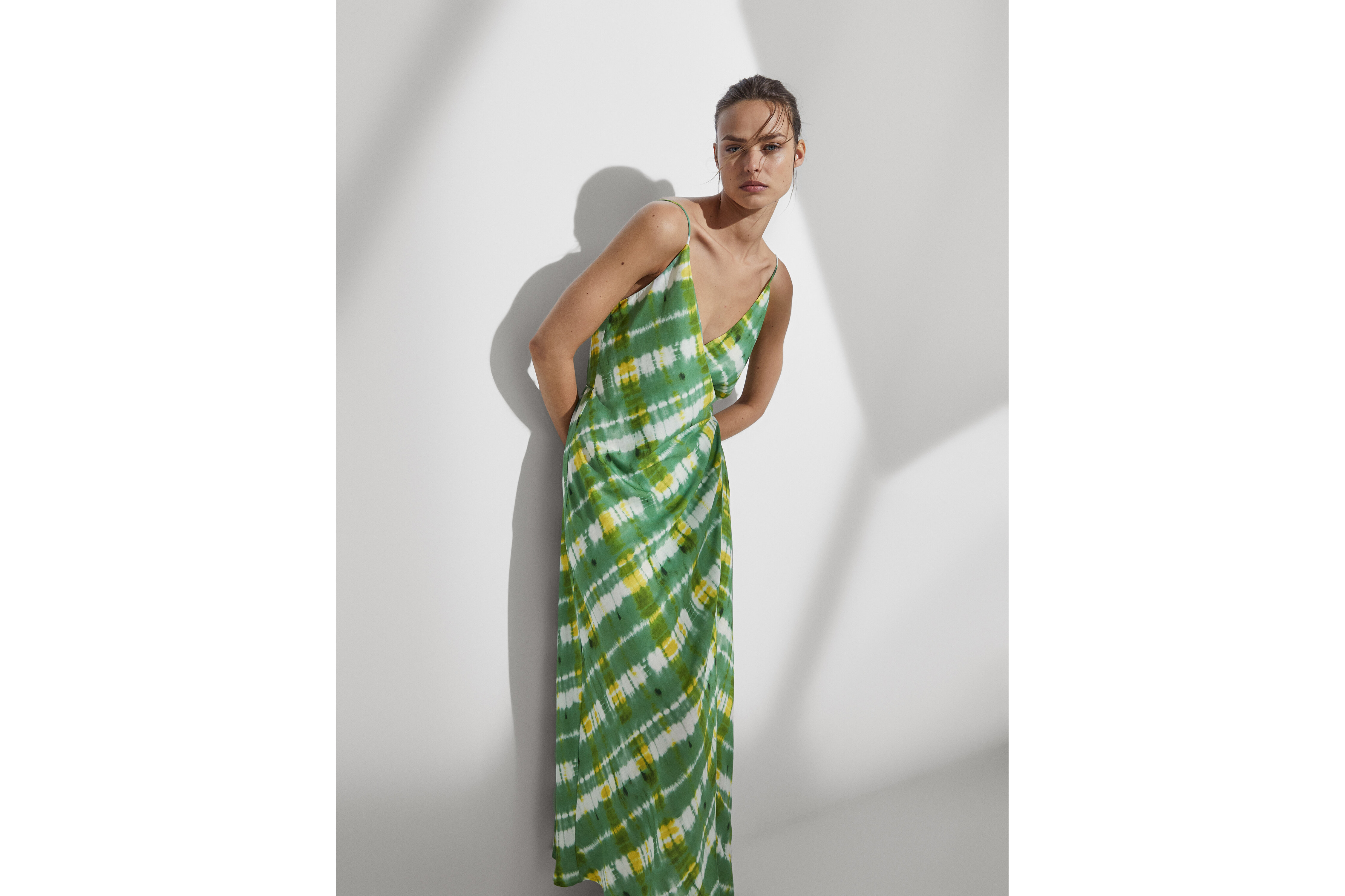 Μακρύ εμπριμέ φόρεμα με τιράντες