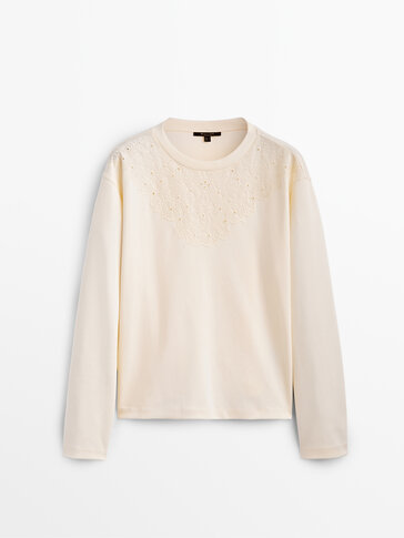 Sweatshirt with embroidered chest