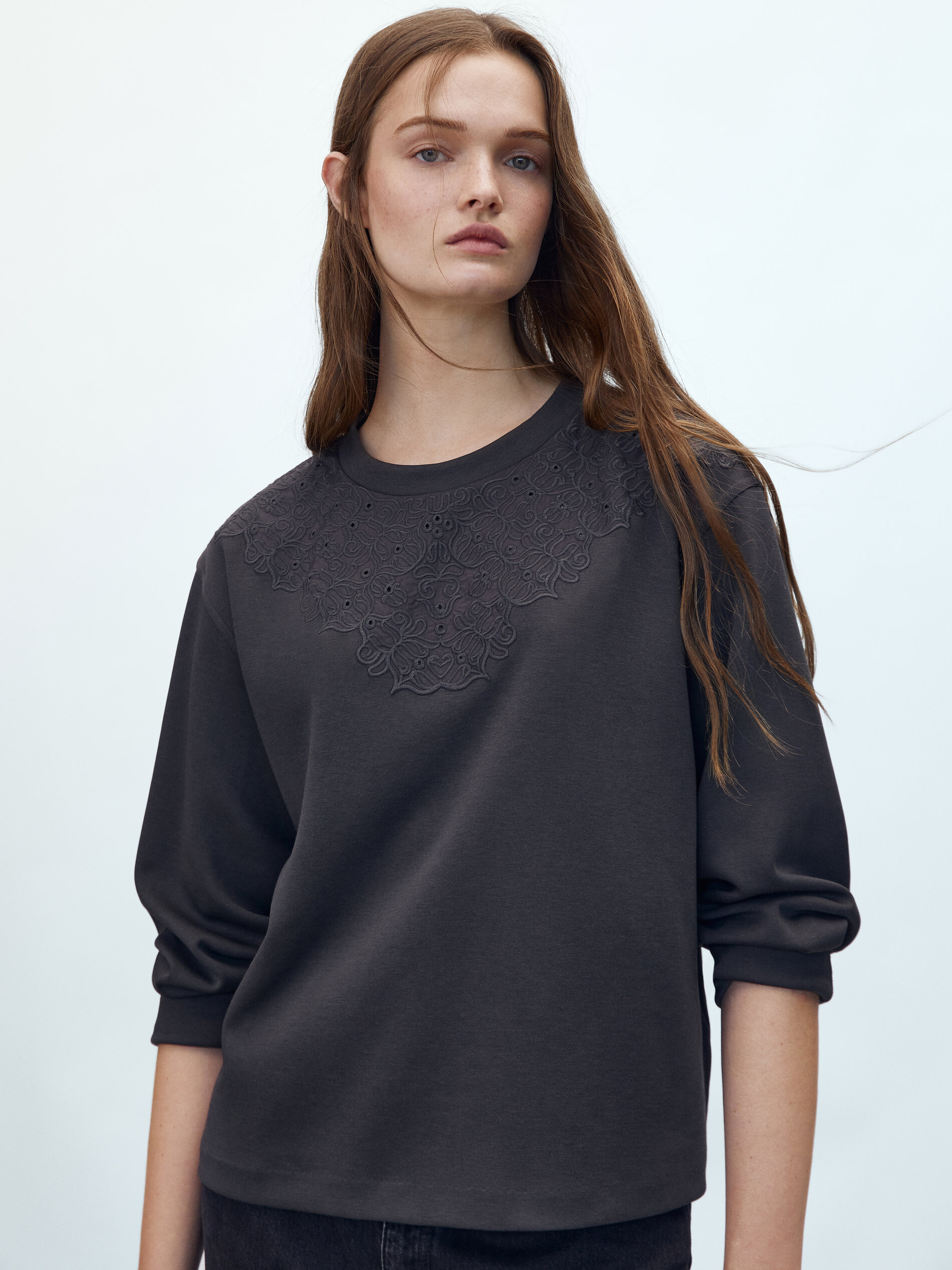 Massimo Dutti - Sweatshirt with embroidered chest