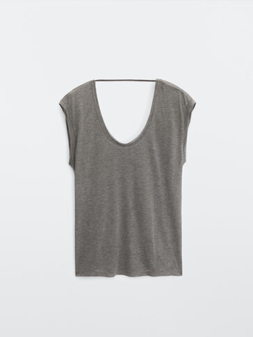 Loose-fitting sleeveless top