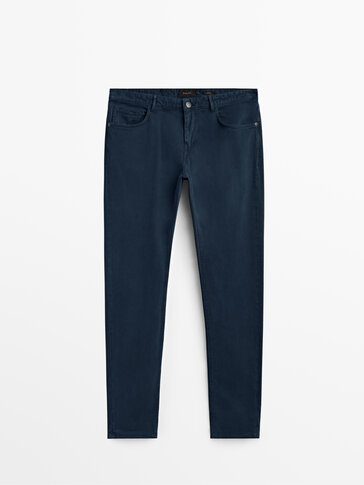 Priglundančios džinsų stiliaus tvilo kelnės