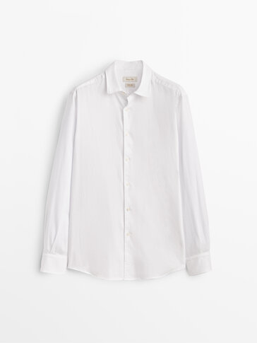 Camisa com estampado em espiga confecionada em 100% algodão slim fit