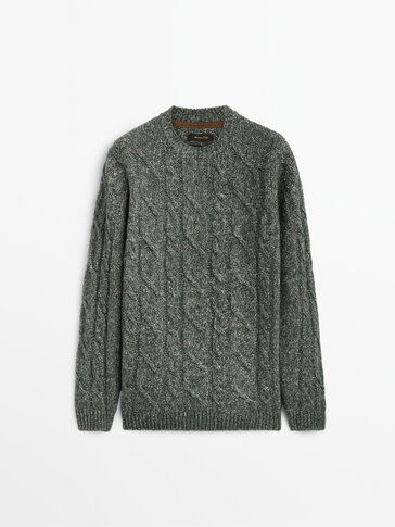 Пуловер с плетеници и обло деколте