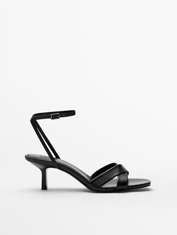 BLACK LEATHER SANDALS WITH CROSSOVER STRAPS