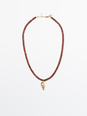 Červenohnědý korálkový náhrdelník s pozlacenou mušlí