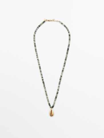 Halskette mit grünen Perlen und vergoldeten Muscheln