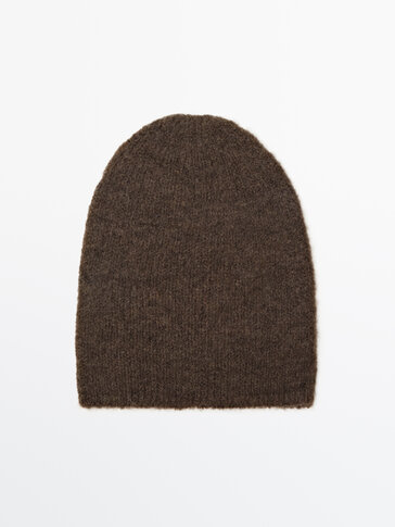 Knit beanie without turn-up detail