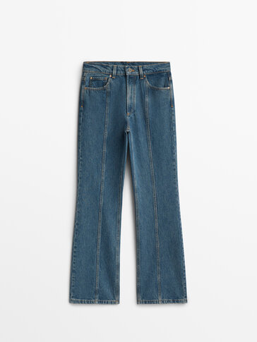 Jeans berkibar model pinggang tinggi dengan kelim menonjol
