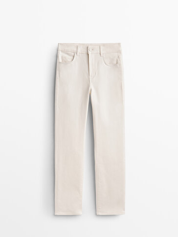 Priglundančios trumpintos džinsinės kelnės su vidutinio aukščio juosmeniu