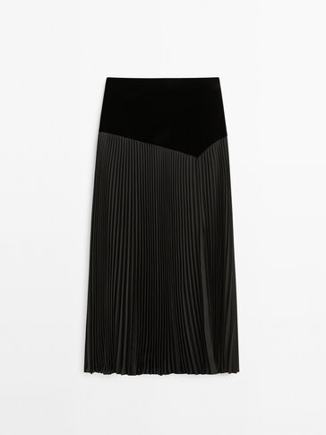 Pleated skirt with velvet waistband