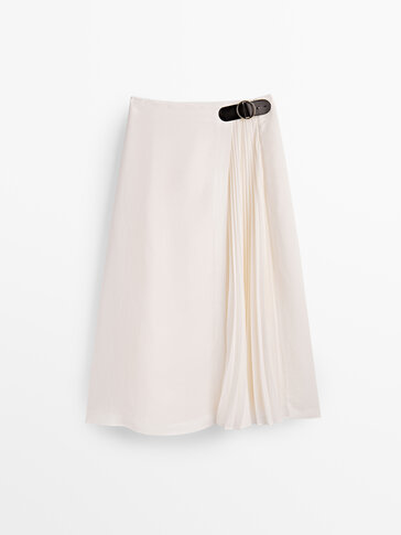 Pleated skirt with buckle detail