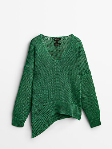 Sweater with asymmetric hem